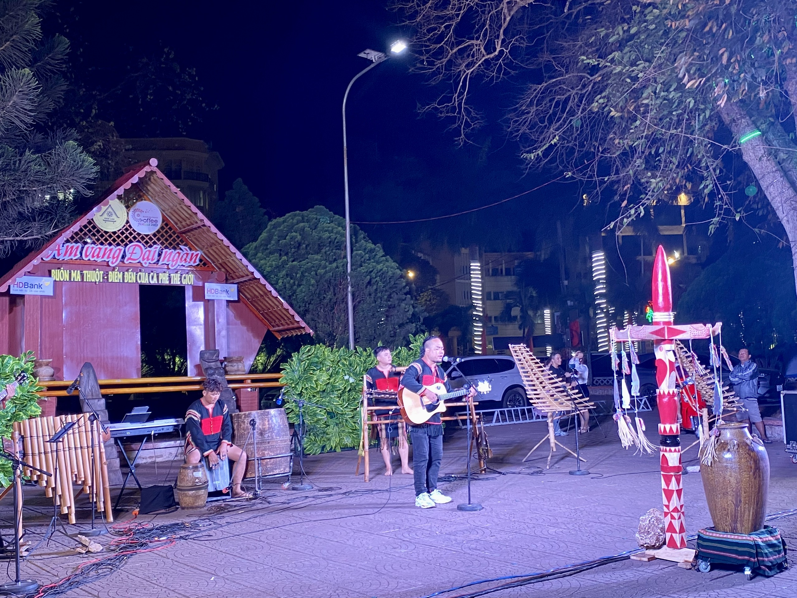 Chương trình biểu diễn văn hóa Cồng chiêng phục vụ Nhân dân và du khách